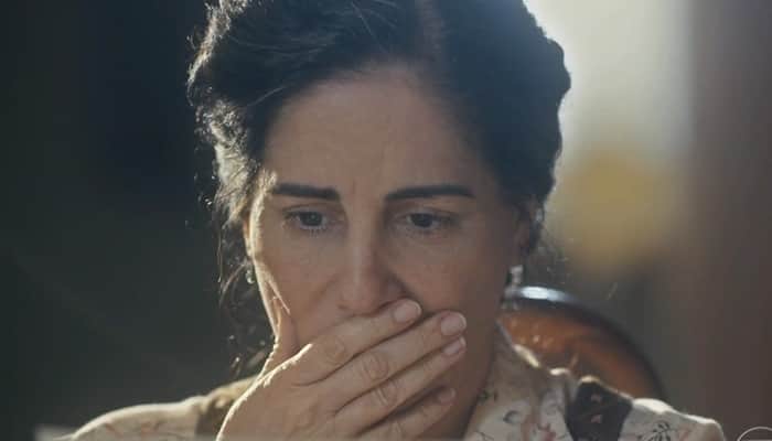 Lola (Gloria Pires) vai ficar desesperada ao encontrar a irmã caída no chão em Éramos Seis (Foto: Reprodução/Globo) Lola (Gloria Pires) vai ficar desesperada ao encontrar a irmã caída no chão em Éramos Seis (Foto: Reprodução/Globo)