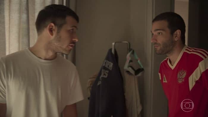 Vinícius (Antonio Benício) e Sandro (Humberto Carrão) em cena de Amor de Mãe (Foto: Reprodução/Globo) Vinícius (Antonio Benício) e Sandro (Humberto Carrão) em cena de Amor de Mãe (Foto: Reprodução/Globo)