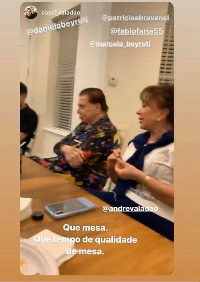 Silvio Santos foi flagrado dormindo durante um jantar em família (Foto: Reprodução/ Instagram) Silvio Santos foi flagrado dormindo durante um jantar em família (Foto: Reprodução/ Instagram)