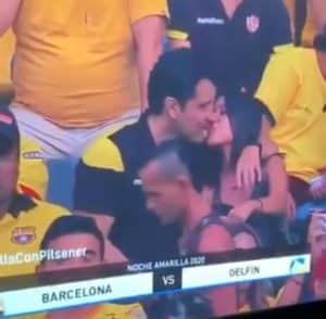 Torcedor do barcelona é flagrado beijando morena (Foto: reprodução) Torcedor do barcelona é flagrado beijando morena (Foto: reprodução)