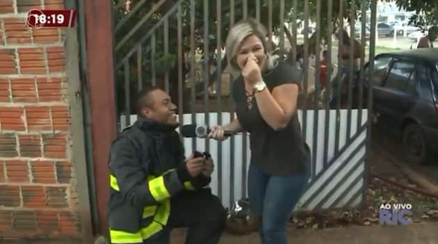 A famosa repórter do Cidade Alerta da Record, Dayane Enz se tornou um dos assuntos mais comentados ao ser pedida em casamento ao vivo durante telejornal (Foto: Reprodução) A famosa repórter do Cidade Alerta da Record, Dayane Enz se tornou um dos assuntos mais comentados ao ser pedida em casamento ao vivo durante telejornal (Foto: Reprodução)