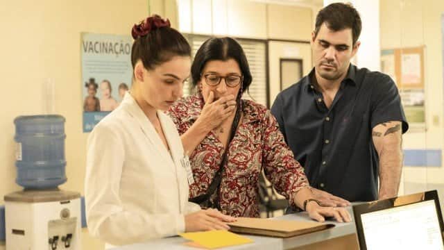 Betina dará uma notícia pra lá de sombria de Lurdes e Magno que procuramDomênico. (Imagem: VICTOR POLLAK/rede globo/divulgação) Betina dará uma notícia pra lá de sombria de Lurdes e Magno que procuramDomênico. (Imagem: VICTOR POLLAK/rede globo/divulgação)
