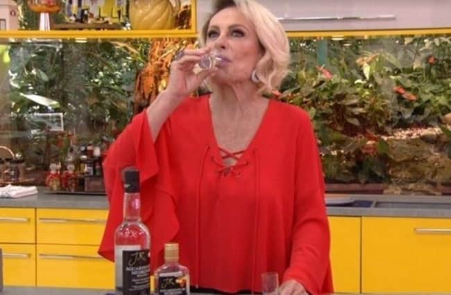 Ana Maria Braga tomando cachaça ao vivo na Globo (Foto: Reprodução) Ana Maria Braga tomando cachaça ao vivo na Globo (Foto: Reprodução)
