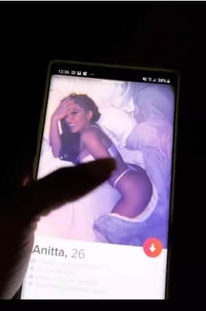 Cantora aderiu ao aplicativo de paqueras Cantora aderiu ao aplicativo de paqueras