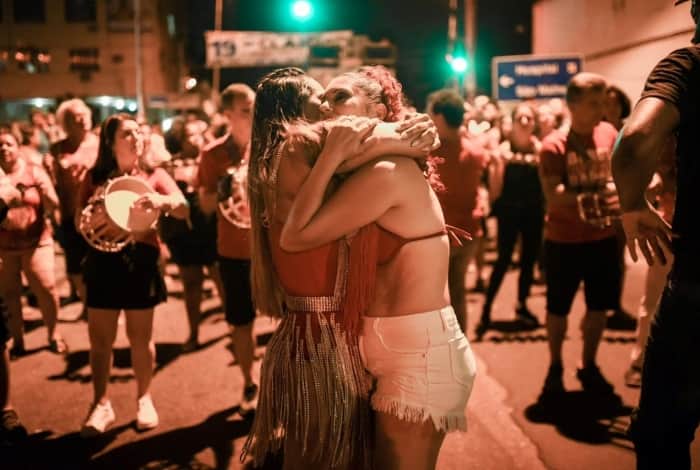 Darlin Ferrattry, mãe de Lexa, pedindo desculpas a passista (Foto: Divulgação)