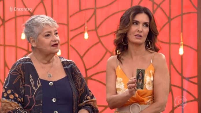 Fátima Bernardes ao lado da taróloga Gloria Britho (Foto: Reprodução/Globo)