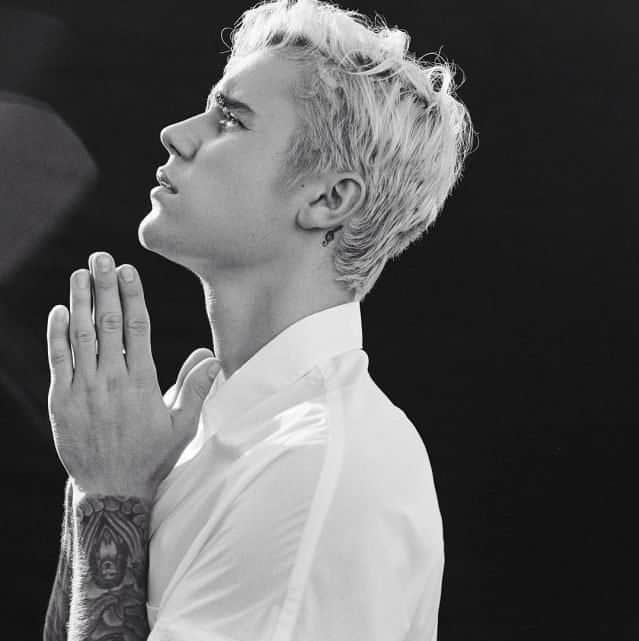 Justin Bieber ministra momento de louvor em igreja que frequenta (Foto: Reprodução) Justin Bieber ministra momento de louvor em igreja que frequenta (Foto: Reprodução)