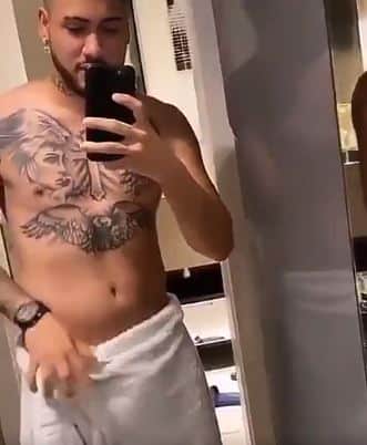 O famoso funkeiro soltou a toalha no último segundo do vídeo (Foto: reprodução/Twitter) O famoso funkeiro soltou a toalha no último segundo do vídeo (Foto: reprodução/Twitter)