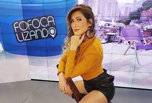 A famosa apresentadora do Fofocalizando do SBT, Lívia Andrade voltou a se tornar assunto entre os internautas ao compartilhar uma nova foto em sua conta pessoal (Foto: Reprodução/Instagram) A famosa apresentadora do Fofocalizando do SBT, Lívia Andrade voltou a se tornar assunto entre os internautas ao compartilhar uma nova foto em sua conta pessoal (Foto: Reprodução/Instagram)