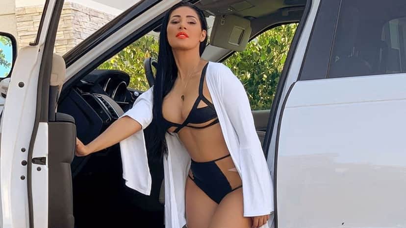 A famosa cantora sertaneja que faz dupla com Simone, Simaria que também é jurada do The Voice Kids, da Globo, voltou a agitar a internet ao aparecer com roupa completamente curta (Foto: Reprodução/Instagram) A famosa cantora sertaneja que faz dupla com Simone, Simaria que também é jurada do The Voice Kids, da Globo, voltou a agitar a internet ao aparecer com roupa completamente curta (Foto: Reprodução/Instagram)