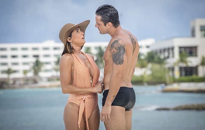 Alexia ( Deborah Secco ) conhece Renzo ( Rafael Cardoso) em Cancún e se apaixonam em Salve-se Quem Puder (Imagem: reprodução) Alexia ( Deborah Secco ) conhece Renzo ( Rafael Cardoso) em Cancún e se apaixonam em Salve-se Quem Puder (Imagem: reprodução)