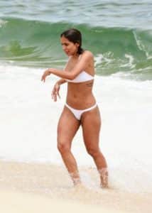 Anitta aproveitou sua folga para pegar uma praia e exibiu o corpão em um biquíni branco (Imagem Ag News) Anitta aproveitou sua folga para pegar uma praia e exibiu o corpão em um biquíni branco (Imagem Ag News)
