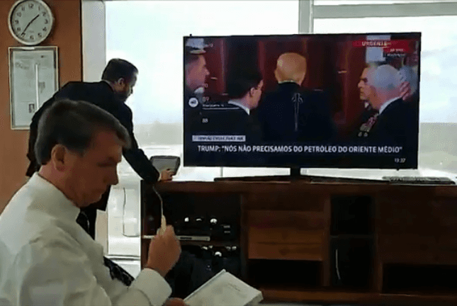 Bolsonaro vendo o Trump na GloboNews, canal de notícias da Globo (Foto: Reprodução) Bolsonaro vendo o Trump na GloboNews, canal de notícias da Globo (Foto: Reprodução)