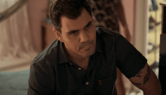 Magno (Juliano Cazarré) será incriminado por morte e assustará Betina em Amor de Mãe (Foto: Reprodução/Globo) Magno (Juliano Cazarré) será incriminado por morte e assustará Betina em Amor de Mãe (Foto: Reprodução/Globo)