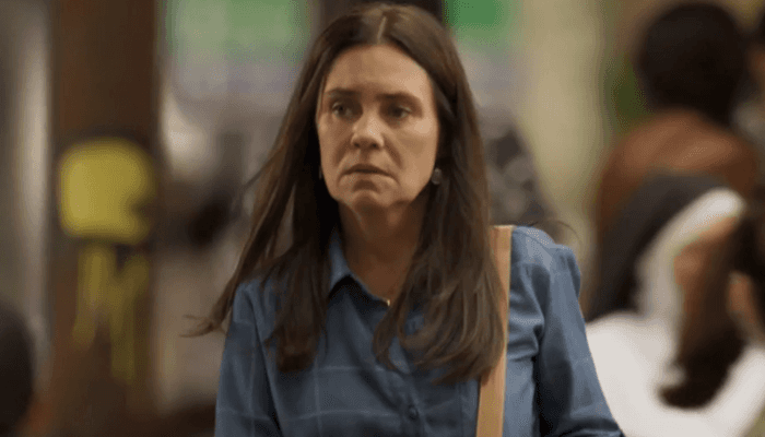 Thelma (Adriana Esteves) verá segredo de Danilo ser revelado nos próximos capítulos de Amor de Mãe (Foto: Reprodução/Globo) Thelma (Adriana Esteves) verá segredo de Danilo ser revelado nos próximos capítulos de Amor de Mãe (Foto: Reprodução/Globo)