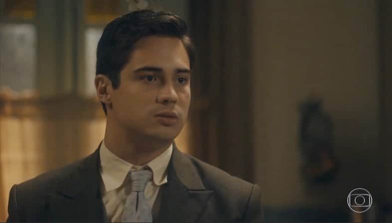 Carlos (Danilo Mesquita) morrerá de mãos dadas com Alfredo (Nicolas Prattes) em Éramos Seis (Foto: Reprodução/Globo) Carlos (Danilo Mesquita) morrerá de mãos dadas com Alfredo (Nicolas Prattes) em Éramos Seis (Foto: Reprodução/Globo)