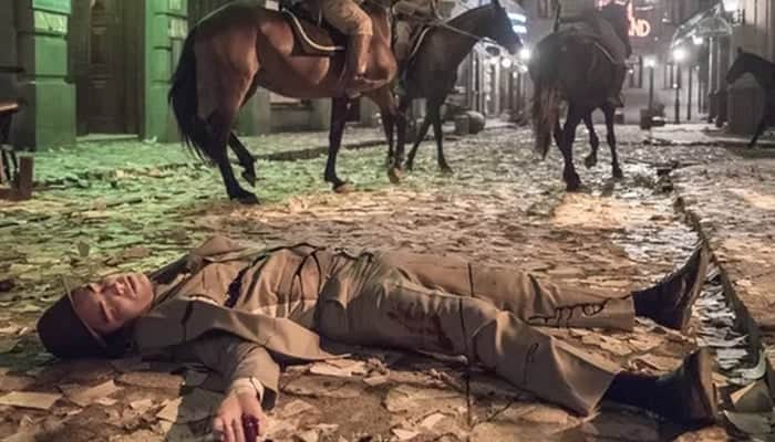Carlos (Danilo Mesquita) morre após ser atingido por tiro em Éramos Seis (Foto: Globo/Camilla Maia) Carlos (Danilo Mesquita) morre após ser atingido por tiro em Éramos Seis (Foto: Globo/Camilla Maia)