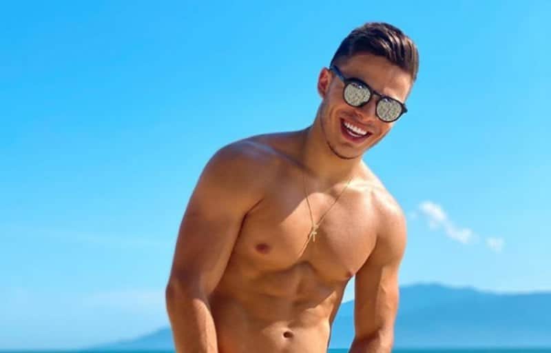 Thomaz Costa resolveu surgir de sunga apertada e minúscula (Foto: Reprodução) Thomaz Costa resolveu surgir de sunga apertada e minúscula (Foto: Reprodução)