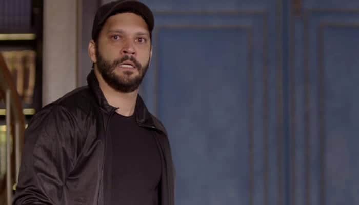 Diogo (Armando Babaioff) dará de cara com Alberto nas cenas finais da novela Bom Sucesso (Foto: Reprodução/Globo) Diogo (Armando Babaioff) dará de cara com Alberto nas cenas finais da novela Bom Sucesso (Foto: Reprodução/Globo)