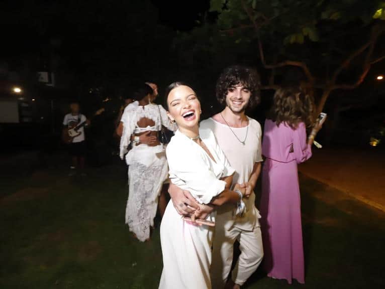 Fiuk surge abraçado com atriz na virada de ano (Foto :Instagram)