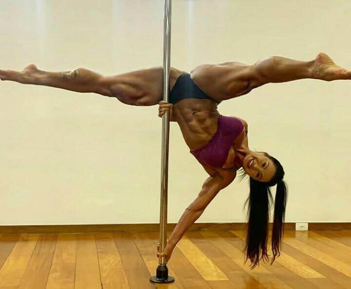 A famosa atriz da Multishow e mulher do cantor Belo, Gracyanne Barbosa deixou os seus seguidores de queixo caído ao aparecer em posição intrigante em pole dance (Foto: Reprodução: Instagram) A famosa atriz da Multishow e mulher do cantor Belo, Gracyanne Barbosa deixou os seus seguidores de queixo caído ao aparecer em posição intrigante em pole dance (Foto: Reprodução: Instagram)