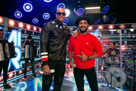 Raí Saia Rodada posa com Léo Santana na gravação do DVD no estúdio da Som livre | Créditos: Patrick Gomes Raí Saia Rodada posa com Léo Santana na gravação do DVD no estúdio da Som livre | Créditos: Patrick Gomes