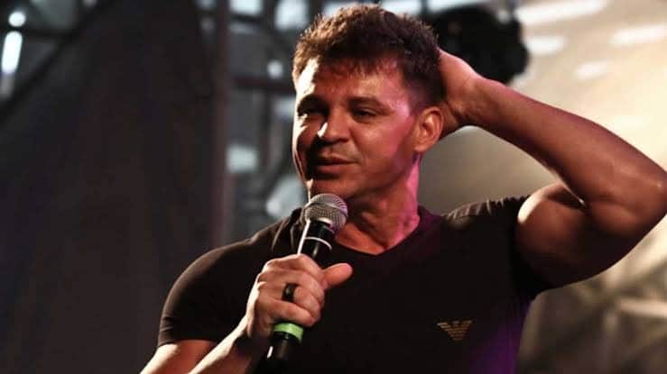 Eduardo Costa aparece bêbado em show e não atende fãs. Foto: Reprodução cantor sertanejo Eduardo Costa aparece bêbado em show e não atende fãs. Foto: Reprodução cantor sertanejo