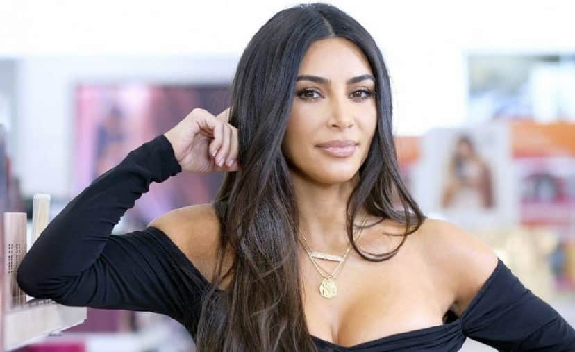 Kim Kardashian surge sem os dentes postiços surpreende a todos (Foto: Reprodução) Kim Kardashian surge sem os dentes postiços surpreende a todos (Foto: Reprodução)