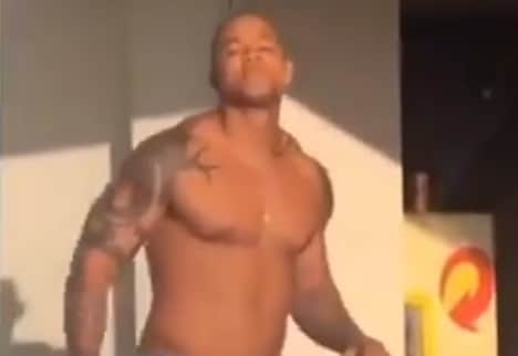 Vídeo amador flagra Léo Santana seminu e pessoas vão à loucura: “p*** marcando pro lado” Vídeo amador flagra Léo Santana seminu e pessoas vão à loucura: “p*** marcando pro lado”