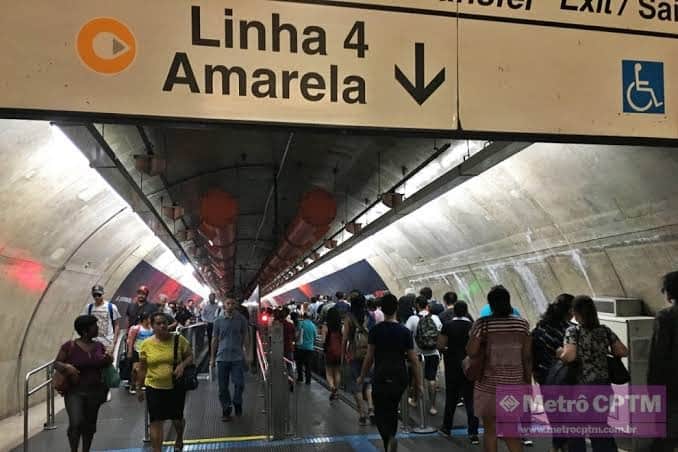 Cade a sala de crise? Cadeira de rodas fica presa em esteira na baldeação da linha verde para linha amarela e causa tumulto (Foto: reprodução) Cade a sala de crise? Cadeira de rodas fica presa em esteira na baldeação da linha verde para linha amarela e causa tumulto (Foto: reprodução)