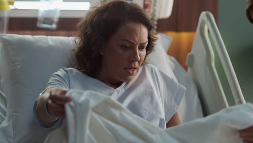 Nana descobre que perdeu o filho em Amor de Mãe (Foto: Reprodução) Nana descobre que perdeu o filho em Amor de Mãe (Foto: Reprodução)