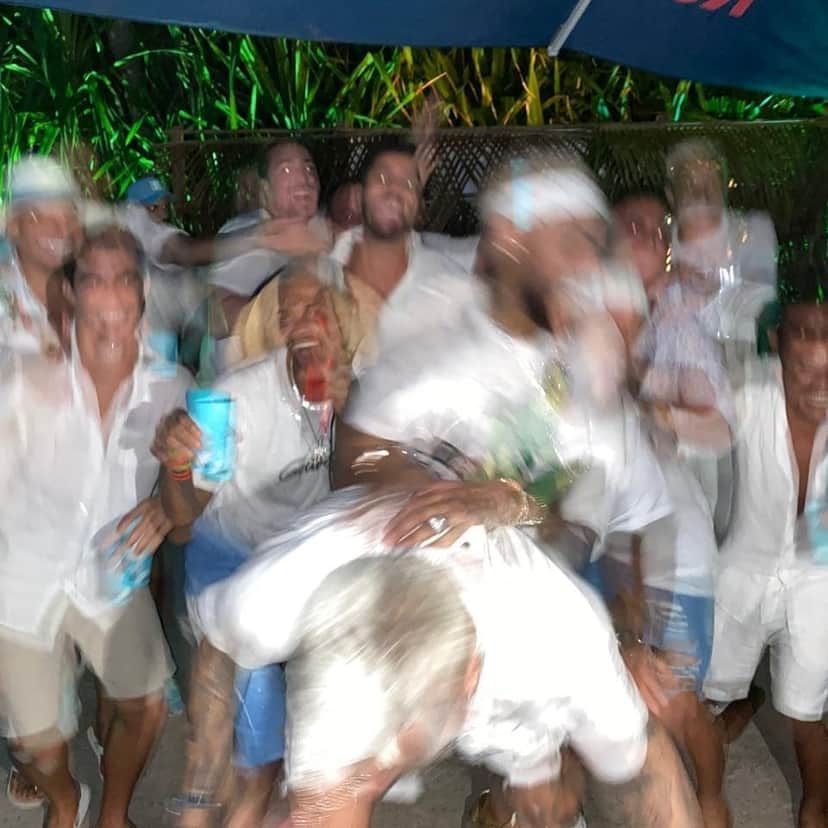 Neymar com Gabriel Medina e outros amigos (Foto: Reprodução/Instagram) Neymar com Gabriel Medina e outros amigos (Foto: Reprodução/Instagram)