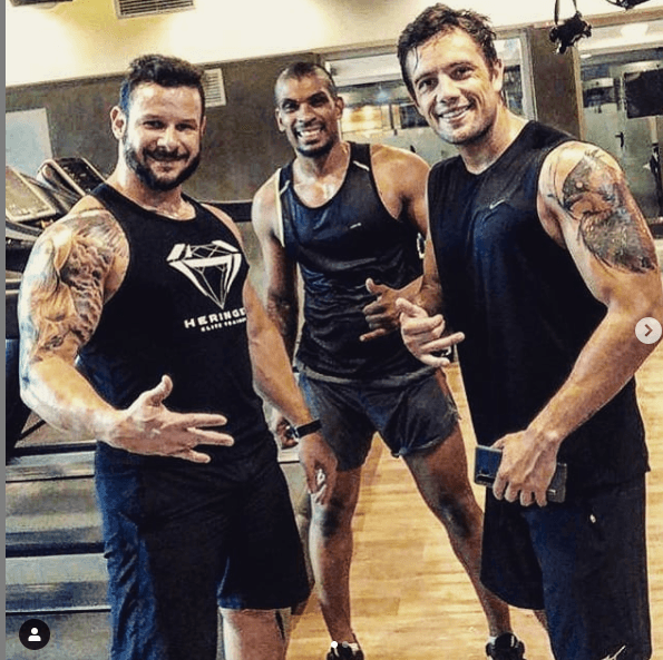 Rafael Cardoso junto com outros "monstrões" na academia (Foto: Reprodução) Globo Rafael Cardoso junto com outros "monstrões" na academia (Foto: Reprodução) Globo
