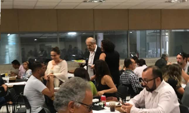Regina Duarte é flagrada no bandeijão de Brasília (Imagem: O Globo) Regina Duarte é flagrada no bandeijão de Brasília (Imagem: O Globo)