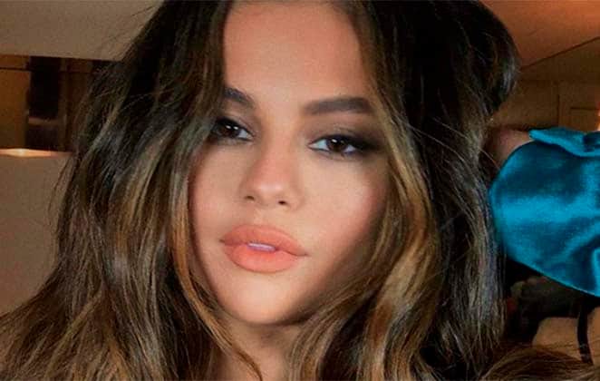 Durante entrevista, Selena Gomez revelou que está solteira a dois anos (Foto: Reprodução) Durante entrevista, Selena Gomez revelou que está solteira a dois anos (Foto: Reprodução)