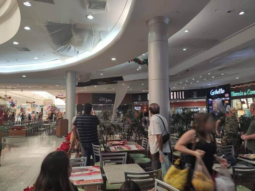 Cade a sala de crise? Teto de shopping desaba na Praia Grande, SP (Foto: reprodução) Cade a sala de crise? Teto de shopping desaba na Praia Grande, SP (Foto: reprodução)