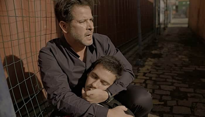 Raul (Murilo Benício) socorre o filho Vinícius (Antonio Benício) após ser baleado em Amor de Mãe (Foto: Reprodução/Globo) Raul (Murilo Benício) socorre o filho Vinícius (Antonio Benício) após ser baleado em Amor de Mãe (Foto: Reprodução/Globo)