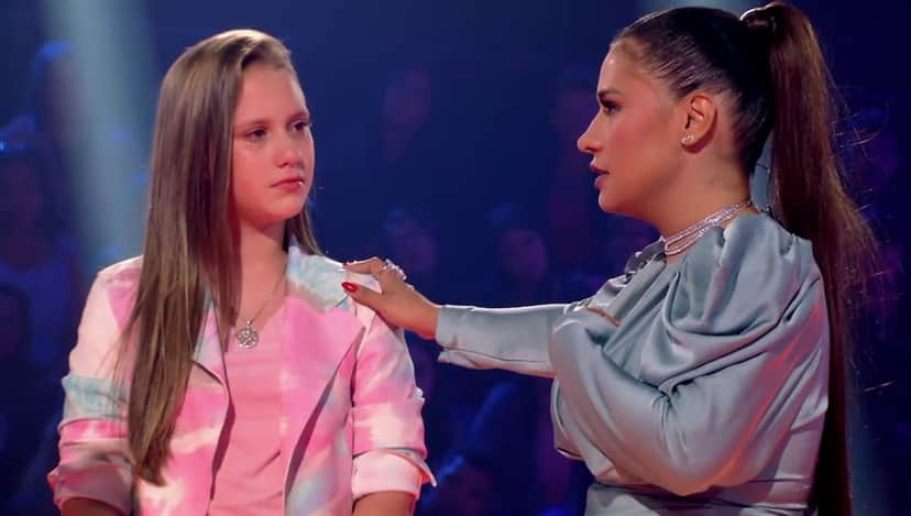 Simone incentiva a pequena Laura a continuar na música no The Voice Kids —(Foto: Globo) Simone incentiva a pequena Laura a continuar na música no The Voice Kids —(Foto: Globo)