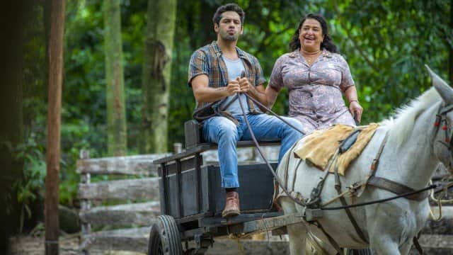 Zezinho (João Baldasserini) e Ermelinda (Grace Gianoukas) em Salve-se Quem Puder (Foto: Globo/Paulo Belote) Zezinho (João Baldasserini) e Ermelinda (Grace Gianoukas) em Salve-se Quem Puder (Foto: Globo/Paulo Belote)
