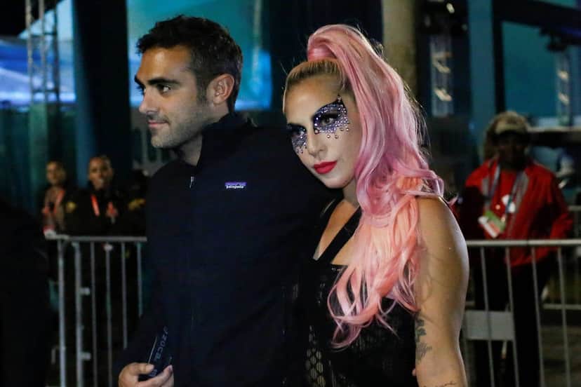 Lady Gaga e Michael Polansky sendo flagrados aos beijos (Foto: Reprodução) Lady Gaga e Michael Polansky sendo flagrados aos beijos (Foto: Reprodução)