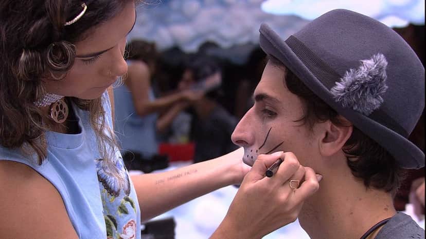 Felipe e Gizelly se beijaram durante festa 