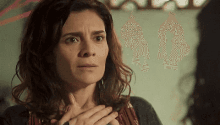 Leila (Arieta Corrêa) será desmascarada e escorraçada em Amor de Mãe (Foto: Reprodução/Globo) Leila (Arieta Corrêa) será desmascarada e escorraçada em Amor de Mãe (Foto: Reprodução/Globo)