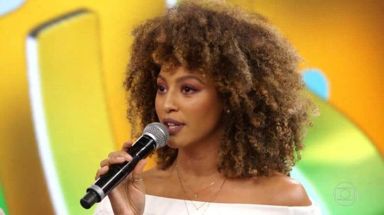Faustão corta Sheron Menezzes (Foto: reprodução) Faustão corta Sheron Menezzes (Foto: reprodução)