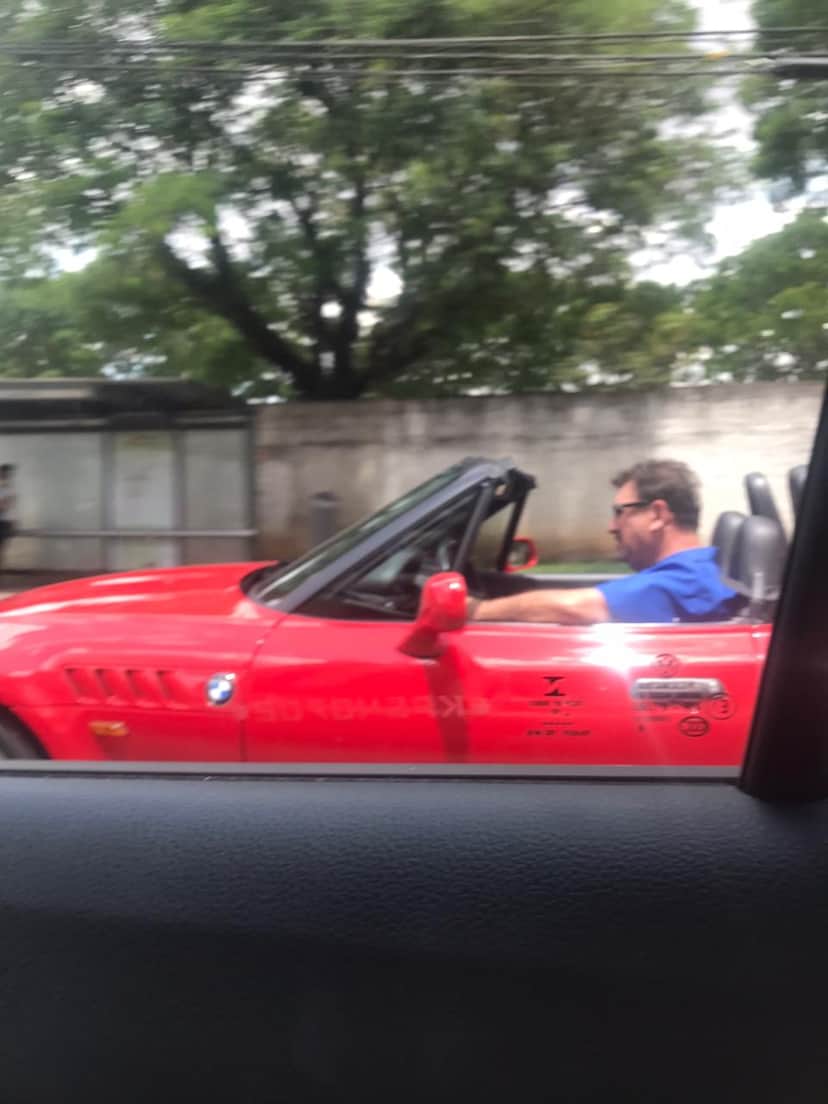 Ratinho é flagrado dirigindo em Curitiba (foto: reportagem/TV Foco) Ratinho é flagrado dirigindo em Curitiba (foto: reportagem/TV Foco)