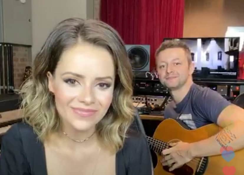 Sandy posa com Lucas Lima e faz live animada (Foto: Reprodução/ Instagram) Sandy posa com Lucas Lima e faz live animada (Foto: Reprodução/ Instagram)