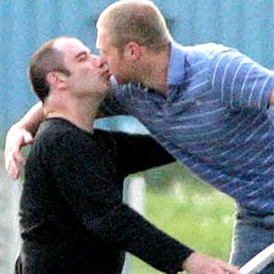 Momento que John Travolta é flagrado beijando seu ex-piloto Douglas Gotterba (Foto: Reprodução) Momento que John Travolta é flagrado beijando seu ex-piloto Douglas Gotterba (Foto: Reprodução)