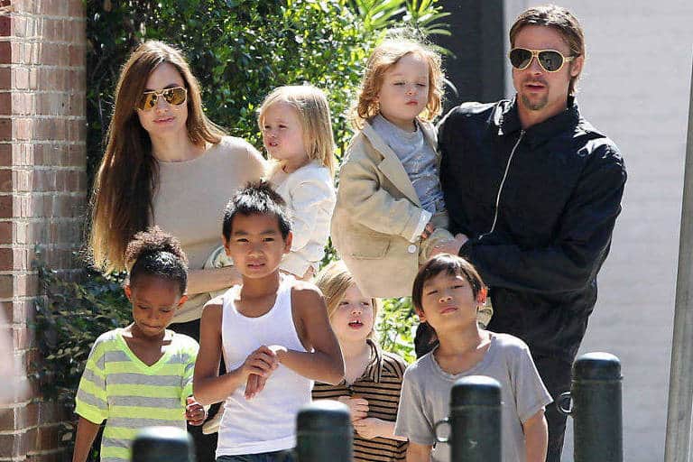 Brad Pitt, Angelina Jolie e filhos (Foto: Reprodução) Brad Pitt, Angelina Jolie e filhos (Foto: Reprodução)