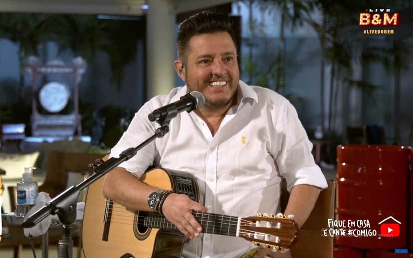Bruno, parceiro musical de Marrone, durante live (Reprodução) Bruno, parceiro musical de Marrone, durante live (Reprodução)