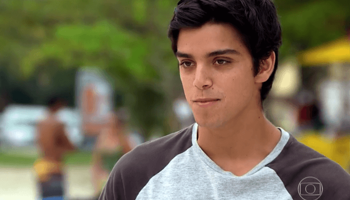Leandro (Rodrigo Simas) em cena de Fina Estampa; rapaz se prostitui como garoto de programa (Foto: Reprodução/Globo) Leandro (Rodrigo Simas) em cena de Fina Estampa; rapaz se prostitui como garoto de programa (Foto: Reprodução/Globo)
