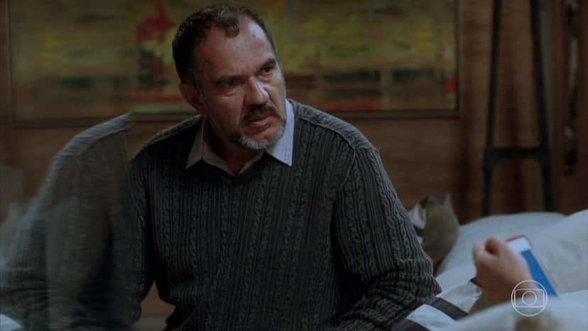 Germano sentado em cena da novela Totalmente Demais Germano sentado em cena da novela Totalmente Demais